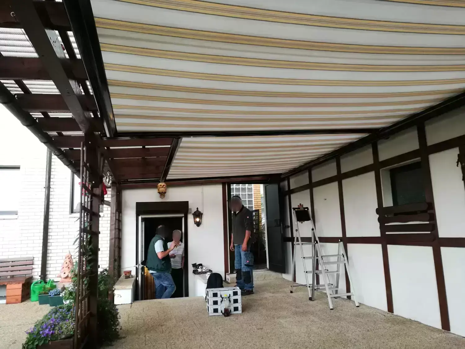 TCT Rollladentechnik Männer stehen im Haus